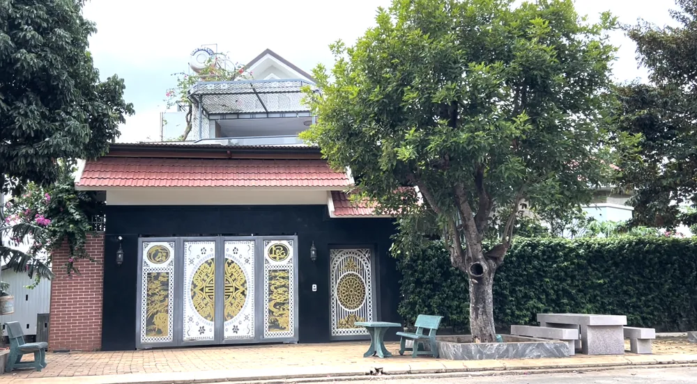 Biệt thự bề thế xây dựng trên đất nông nghiệp thuộc dự án của Công ty Nam Sơn. Ảnh: NGUYÊN VŨ Ảnh chụp Màn hình 2024-06-26 lúc 13.58.06.png