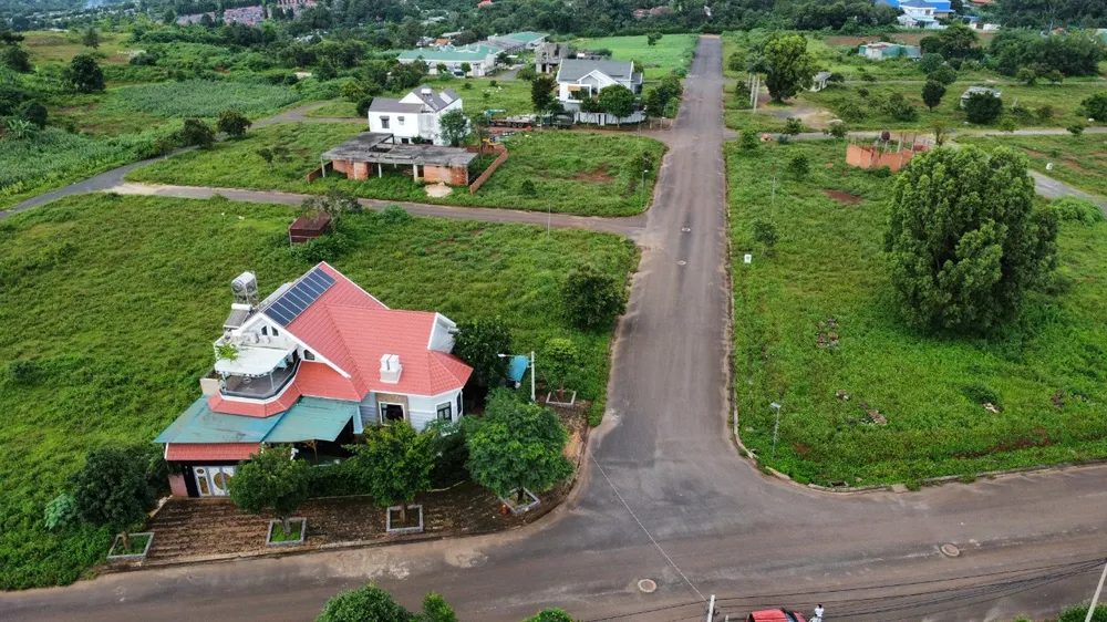 Những căn biệt thự xây dựng trên đất nông nghiệp thuộc dự án của Công ty TNHH Xây dựng Nam Sơn. Ảnh: NGUYÊN VŨ đất nông nghiệp.jpg