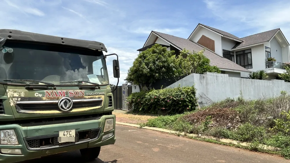 Bên ngoài căn biệt thự này có gắn thông tin về Công ty TNHH xây dựng Nam Sơn. Ảnh: NGUYÊN VŨ z5575526291306_70d92f04ea2f48ac92daef73d5b092ea.jpg