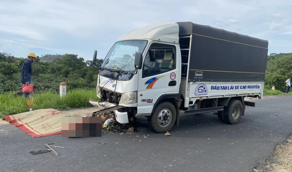 Đoạn đường xảy ra vụ tai nạn. Ảnh: NH đi xe máy.jpg