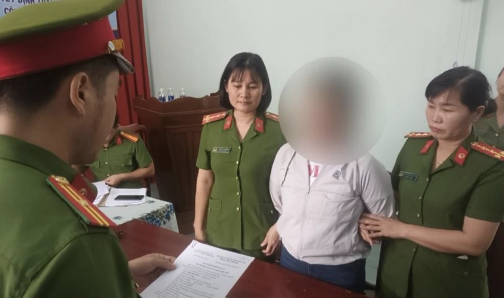 Công an đọc lệnh bắt bà Mai Diệp Thảo vì hành vi lăng mạ công an. Ảnh: MQ ở Đắk Nông.png