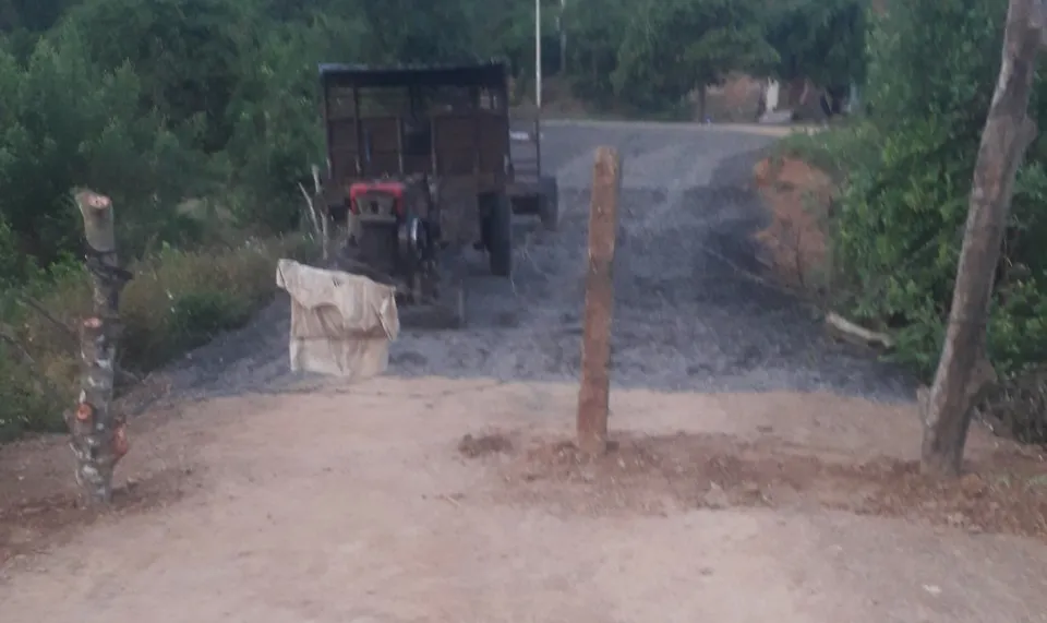 Người dân đóng cọc giữa đường phản đối vận chuyển cát. Ảnh người dân cung cấp tập trung đông người.jpg