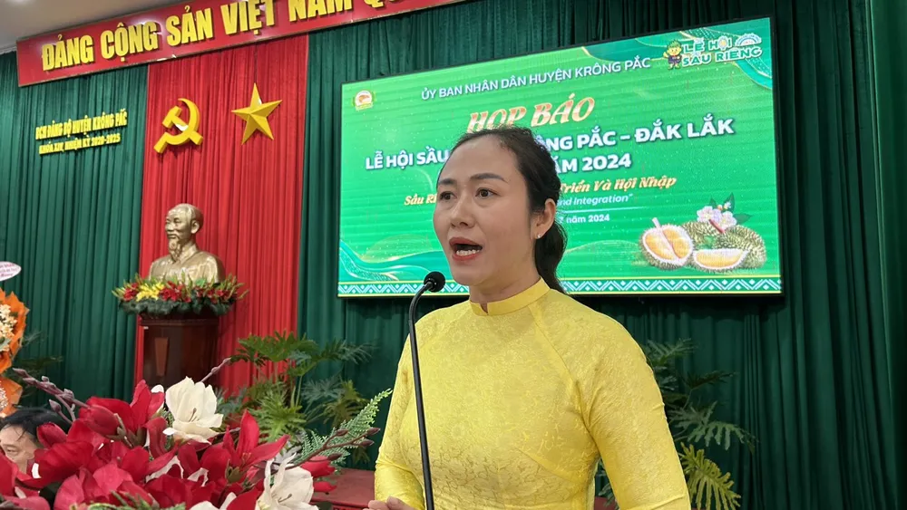 Bà Ngô Thị Minh Trinh, Phó chủ tịch UBND huyện Krông Pắk, thông tin về lễ hội tại họp báo. Ảnh: VŨ LONG trúng sầu riêng.jpg