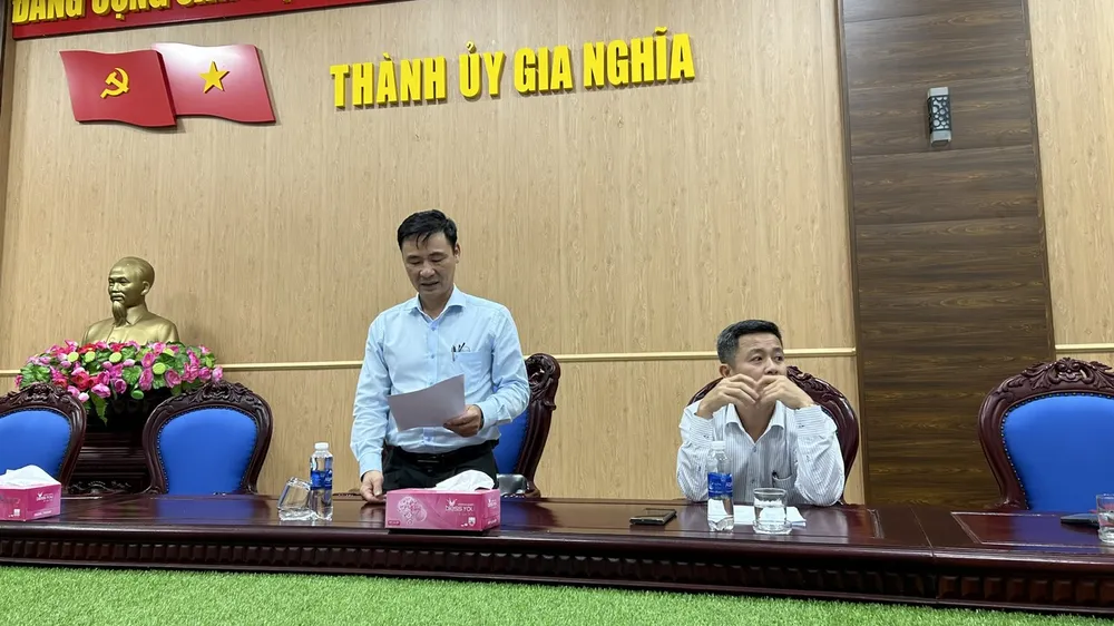 Ông Vi Đức Thành, Phó bí thư thường trực Thành ủy (đứng) và ông Trần Văn Tuấn, Trưởng ban Tổ chức Thành ủy Gia Nghĩa trao đổi với PV. Ảnh: VŨ LONG đang bị thanh tra.jpg