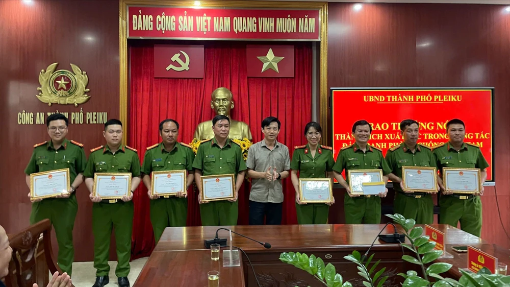 Khen thưởng công an.jpg