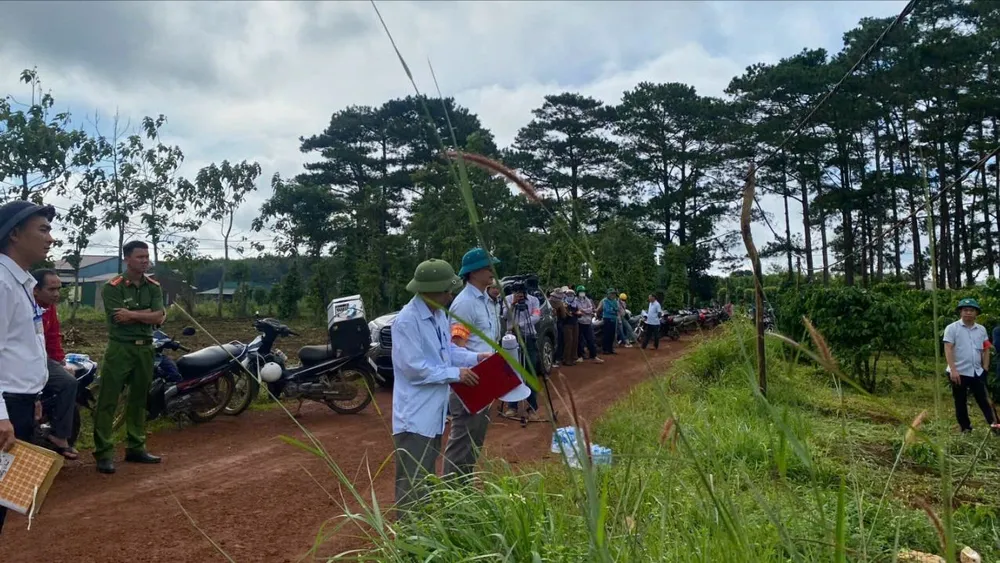 Lực lượng chức năng xã Quảng Sơn cưỡng chế thu hồi đất từ người dân mua bán đất trái phép tại dự án của Công ty Nguyên Vũ. Ảnh: QD công an.jpg