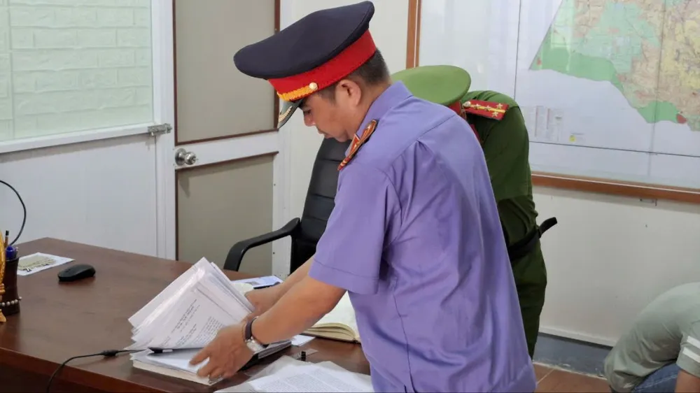 Cơ quan điều tra khám xét nơi làm việc của ông Lê Phạm Bình. Ảnh:CA cán bộ địa chính xã.jpg