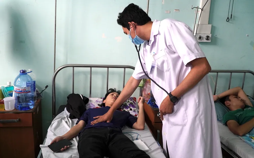 Bác sĩ tại Bệnh viện Đa khoa tỉnh Đắk Nông khám bệnh cho người dân.Ảnh:ND 400 triệu đồng.png