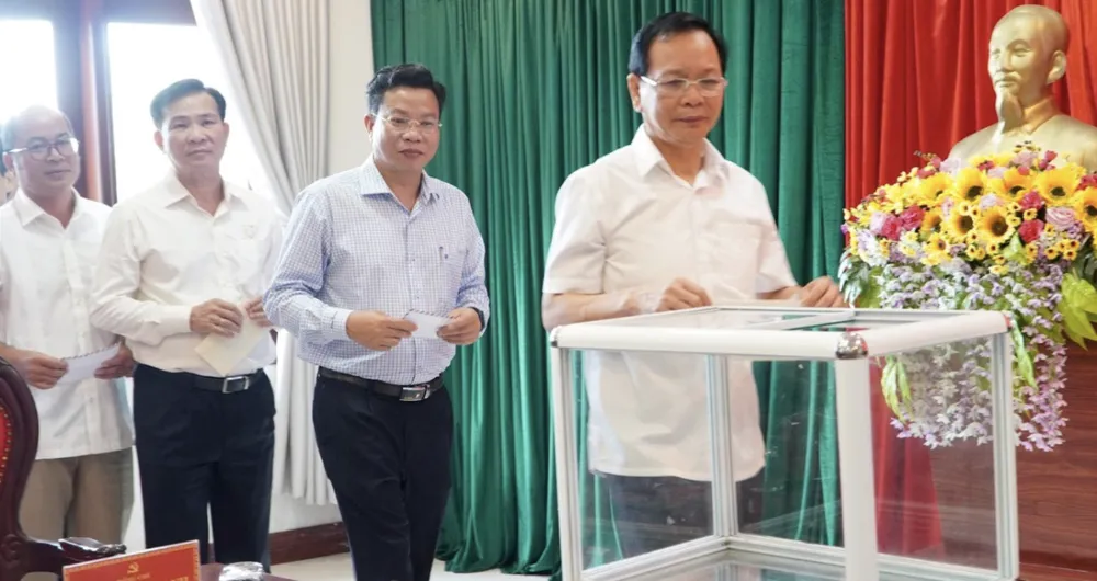 Bí thư Tỉnh ủy Đắk Nông Ngô Thanh Danh cùng cán bộ trong Ban Thường vụ Tỉnh ủy quyên góp, ủng hộ người dân vùng bão lũ. Ảnh: Báo Đắk Nông Ảnh chụp Màn hình 2024-09-11 lúc 08.07.46.png