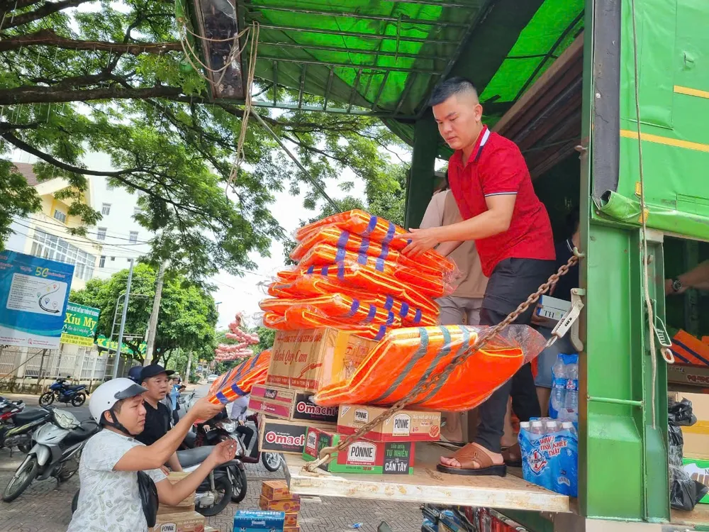 Người dân Đắk Lắk quyên góp, ủng hộ đồng bào phía Bắc bị lũ lụt. Ảnh: TIẾN THOẠI người dân phía Bắc.jpg
