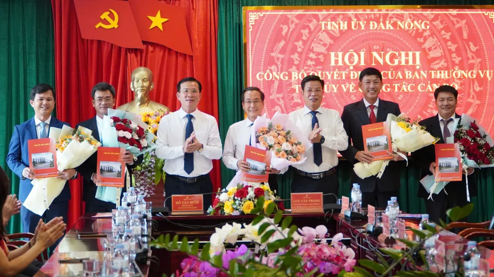 bổ nhiệm hàng loạt cán bộ.jpg