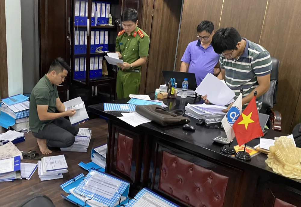 Cơ quan điều tra khám xét nơi làm việc của một bị can. Ảnh: NQ bat-hinh2.jpg