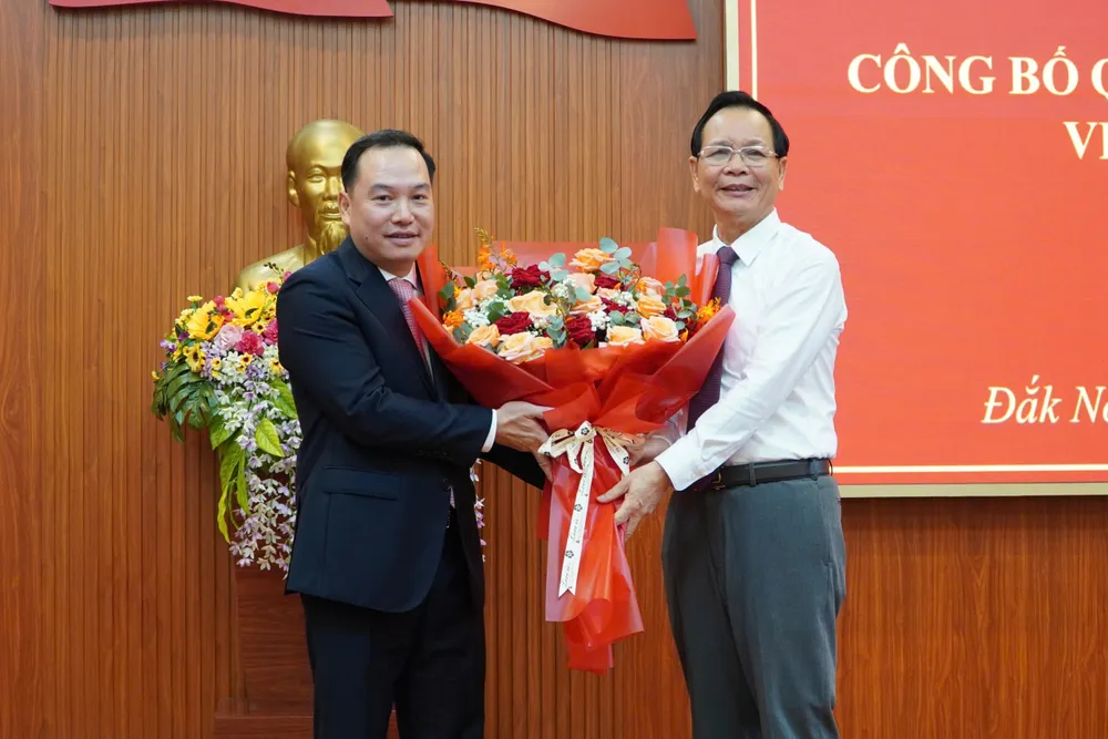 Ông Ngô Thanh Danh, Bí thư Tỉnh ủy Đắk Nông tặng hoa chúc mừng tân phó bí thư Tỉnh ủy. Ảnh: HH phó bí thư Tỉnh ủy.jpg