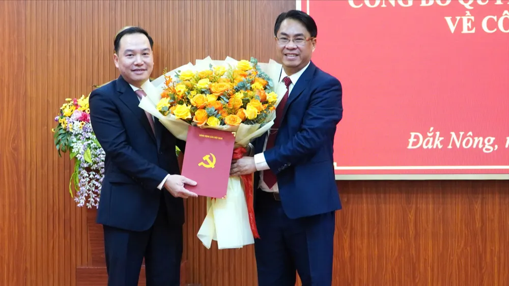 Ông Phan Thăng An, Phó Trưởng Ban Tổ chức Trung ương, tặng hoa chúc mừng ông Hồ Xuân Trường (bên trái). Ảnh: HH dak-nong-co-tan-pho-bi-thu-tinh-uy.jpg