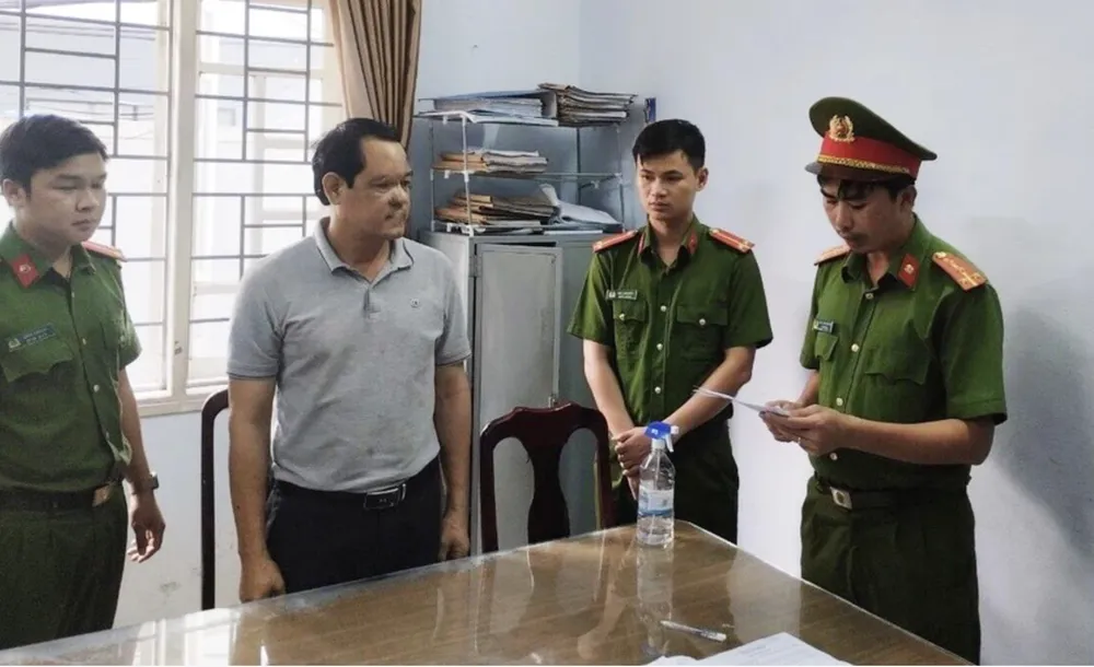 Cơ quan CSĐT Công an tỉnh Đắk Nông công bố lệnh bắt tạm giam đối với Phạm Văn Cửu. Ảnh: MQ Khu công nghiệp.png