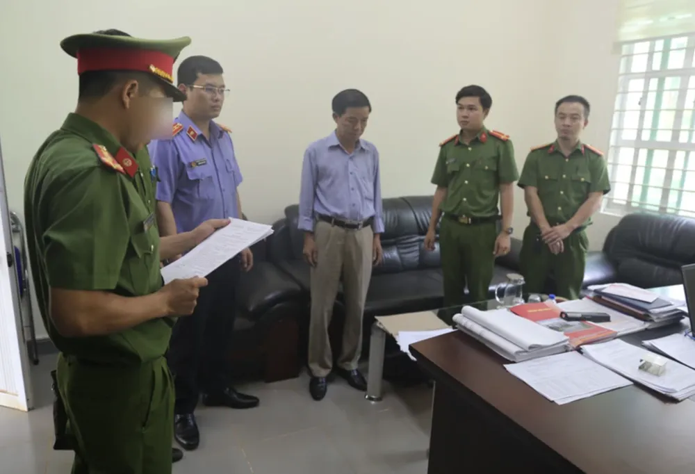 Cơ quan điều tra tống đạt quyết định khởi tố đối với Hồ Sĩ Điệp. Ảnh: MQ Khu công nghiệp.png