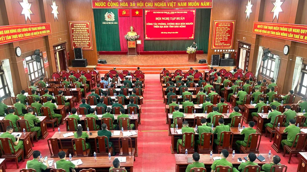 Hội nghị tập huấn và truyền thông về công tác phòng, chống mua bán người. Ảnh: MQ mua bán người.jpg