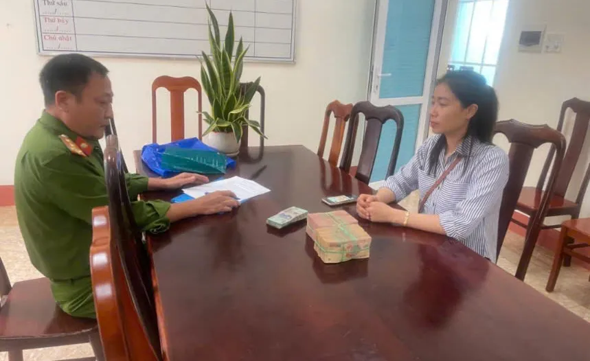 Công an huyện Ea Hleo trả lại số tiền 320 triệu đồng cho chị Lê Thị Lan. Ảnh: CA 320 triệu đồng.jpg