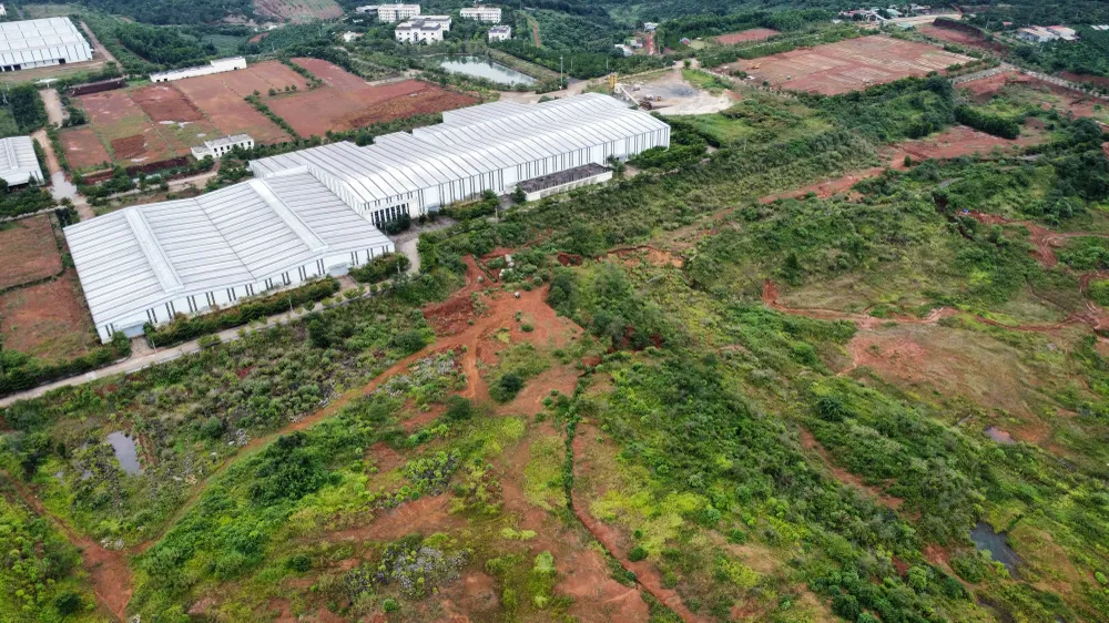Sụt trượt bên ngoài hàng rào dự án khu công nghiệp Nhân Cơ. Ảnh: VŨ LONG Xử lý hình sự.jpg