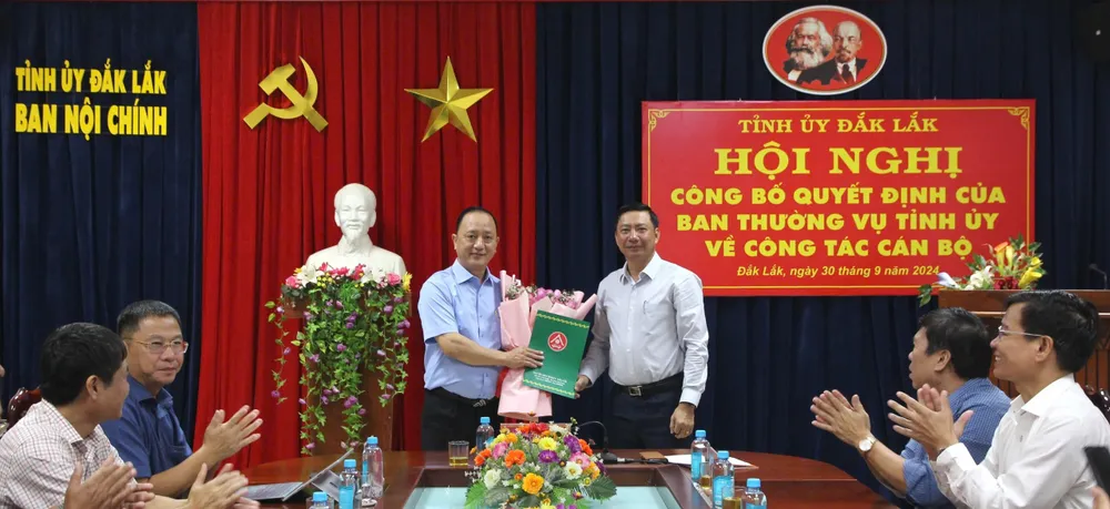 Tân phó trưởng Ban Nội chính Tỉnh ủy Đắk Lắk Hà Huy Quang (bìa trái). Ảnh: DT Ban Nội chính.jpg