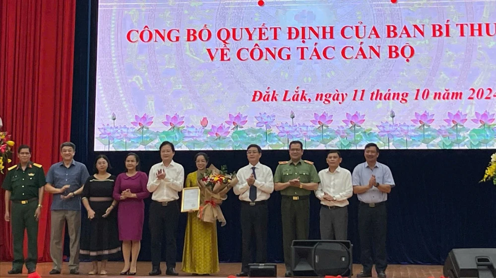 Lãnh đạo Tỉnh ủy chúc mừng bà Huỳnh Thị Chiến Hòa. Ảnh: AX