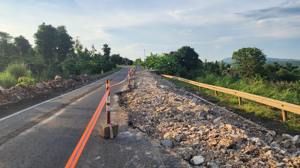 Đường tránh qua thị trấn Ea Drăng, huyện Ea Hleo bị sạt lở. Ảnh: NH Dự án đường tránh.jpg