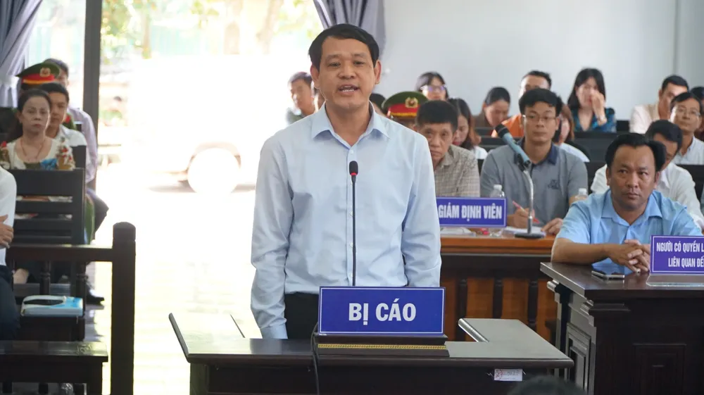 Bị cáo Phạm Văn Cửu, Tổng giám đốc Công ty CP đầu tư xây dựng Đường Việt trả lời HĐXX. Ảnh: VŨ LONG Bản vẽ thiết kế.jpg