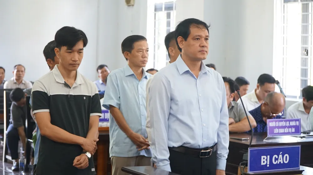 Các bị cáo liên quan đến vụ sụt lún ở khu công nghiệp Nhân Cơ. Ảnh: VŨ LONG khu công nghiệp Nhân Cơ.jpg
