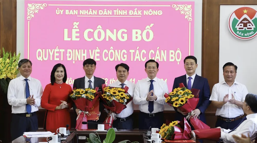 Toàn cảnh buổi lễ công bố về công tác cán bộ của UBND tỉnh Đắk Nông. Ảnh: AX giám đốc Sở.png