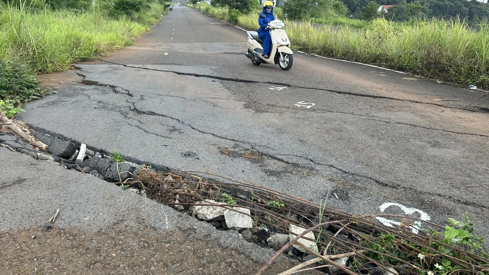 Dù có biển cấm nhưng người dân vẫn di chuyển qua đường Trần Hưng Đạo. Ảnh: VŨ LONG đường giao thông.jpg