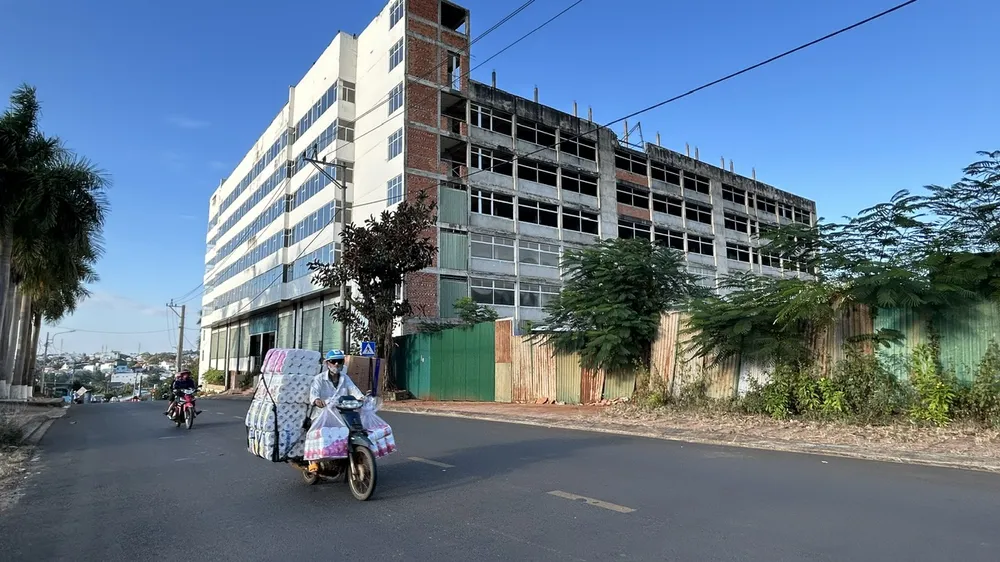 Sau nhiều năm triển khai, dự án khu văn hóa thể thao Ea Tam vẫn chậm tiến độ, chưa đưa vào sử dụng. Ảnh: VŨ LONG c1d17fab43a5fdfba4b4.jpg