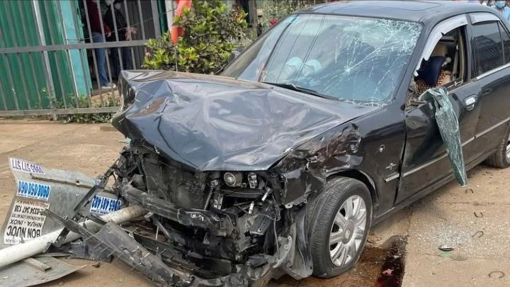 Ô tô BKS TP.HCM bị biến dạng. Ảnh: ND Xe công nông.jpg