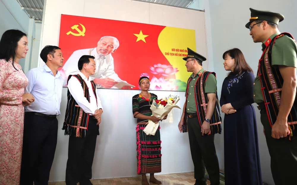Người dân ở xã Đắk Nia đón nhận căn nhà mới. Ảnh: MQ Bộ Công an.jpg