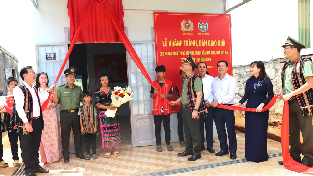 Trung tướng Phạm Thế Tùng, Thứ trưởng Bộ Công an cùng lãnh đạo tỉnh Đắk Nông trong ngày bàn giao nhà cho một hộ dân ở xã Đắk Nia. Ảnh: MQ Bộ Công an.jpg