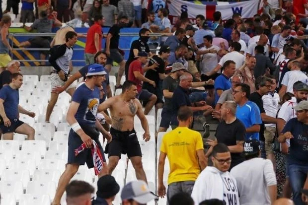 Pháp trục xuất 50 cổ động viên Nga về nước ảnh 1