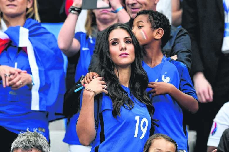 Vợ tuyển thủ Pháp Sagna cũng ngồi ghế giá cao