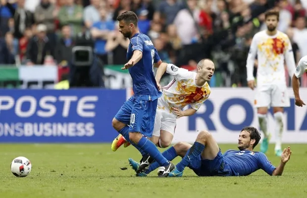 Parolo và Motta "bủa vây" Iniesta