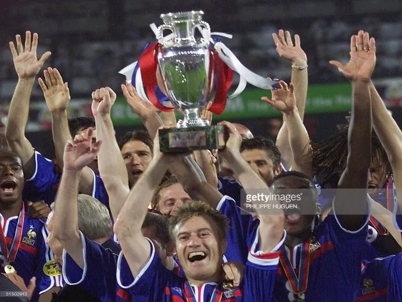 Đội trưởng Deschamps và chiếc cúp vô địch châu Âu 2000
