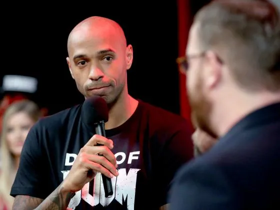 Henry làm bình luận viên bóng đá rất sắc và duyên