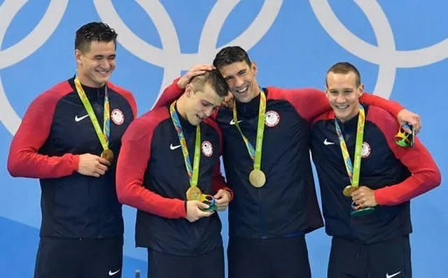 Đội bơi tiếp sức 4x100 tự do Mỹ vừa giật HCV