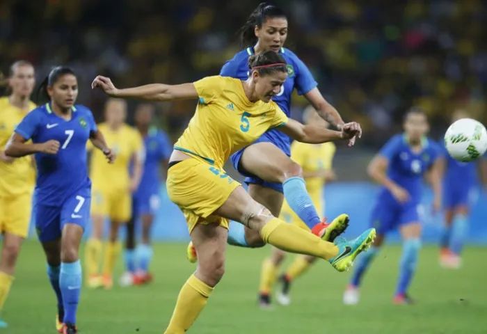 Úc (vàng) đã thua chủ nhà Brazil trong loạt luân lưu cân não