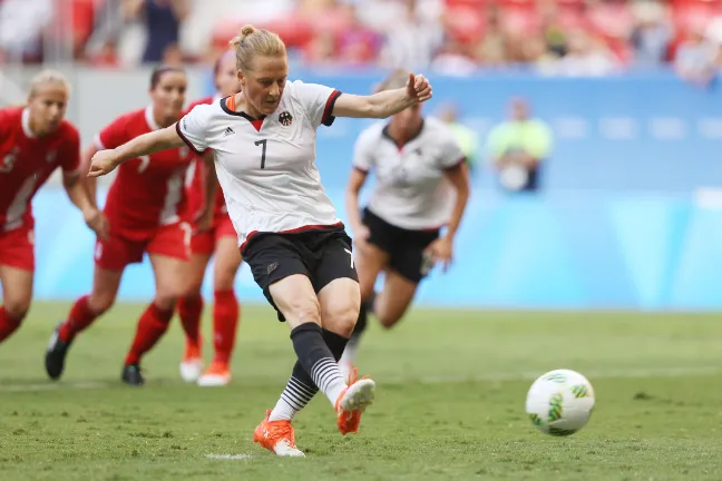 Tuyển Đức xuất sắc đánh bại Canada 