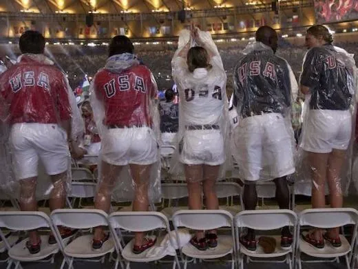 Các VĐV Mỹ đứng lên ghế để có những tấm hình đẹp