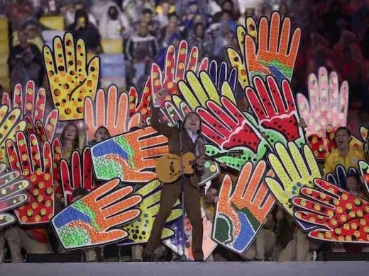 Ca sĩ của Brazil biểu diễn bài hát