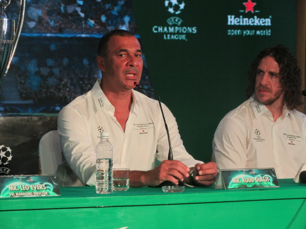 Gullit (trái) và Carles Puyol trong một lần đến TP.HCM