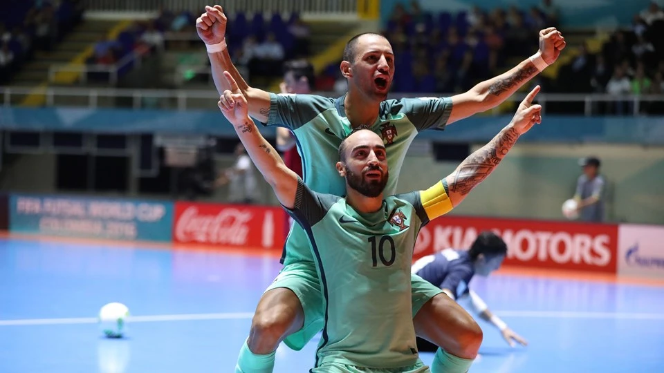 Các cầu thủ Bồ Đào Nha ăn mừng vào bán kết