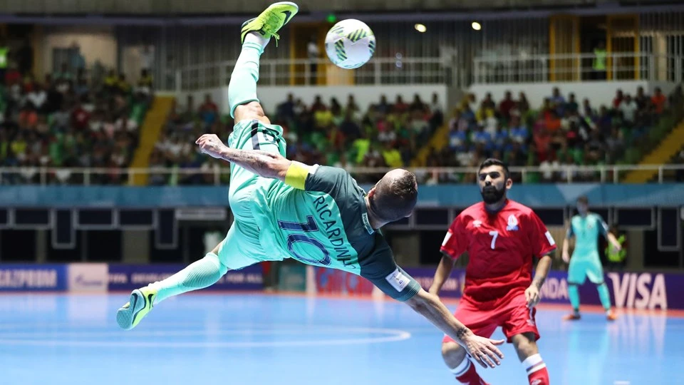 Cú "ngả bàn đèn" của Ricardinho (Bồ Đào Nha) ghi bàn Azerbaijan