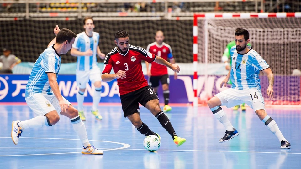 Ai Cập (đỏ) loại Ý ở vòng trước nhưng đã "đứng hình" trước Argentina