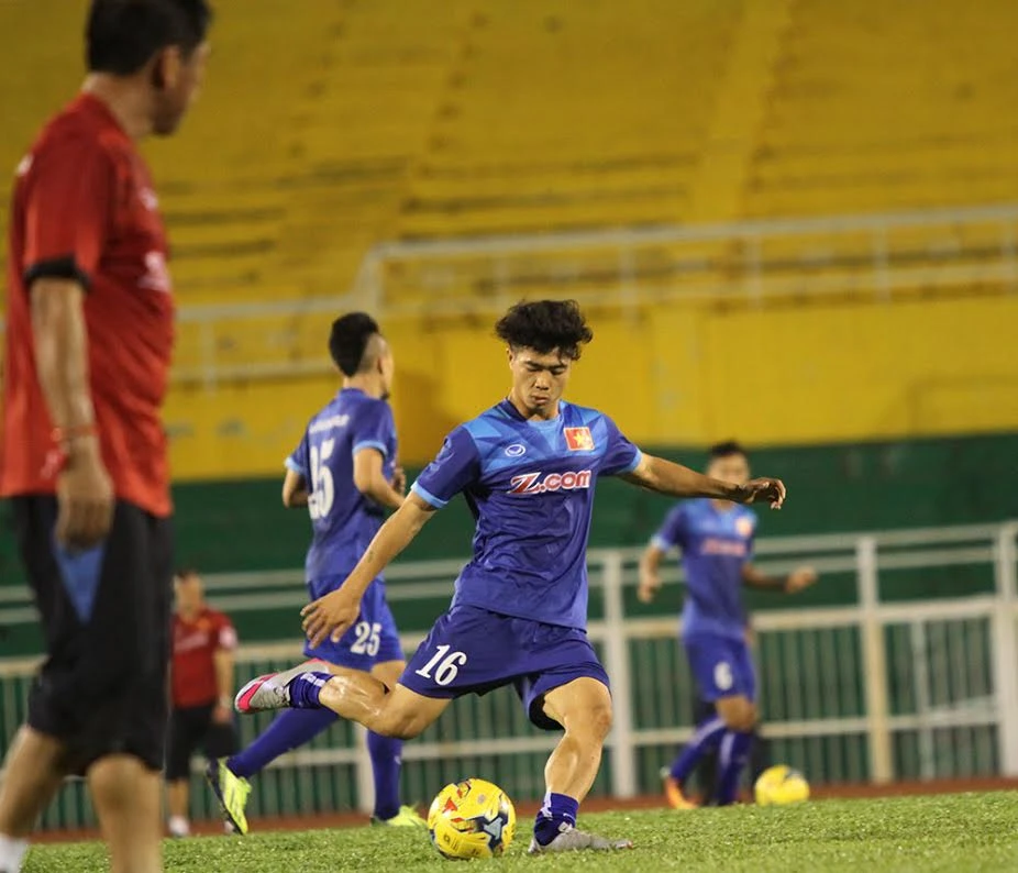 Buổi tập đầu của Công Phượng trên sân Thống Nhất chiều 4-10