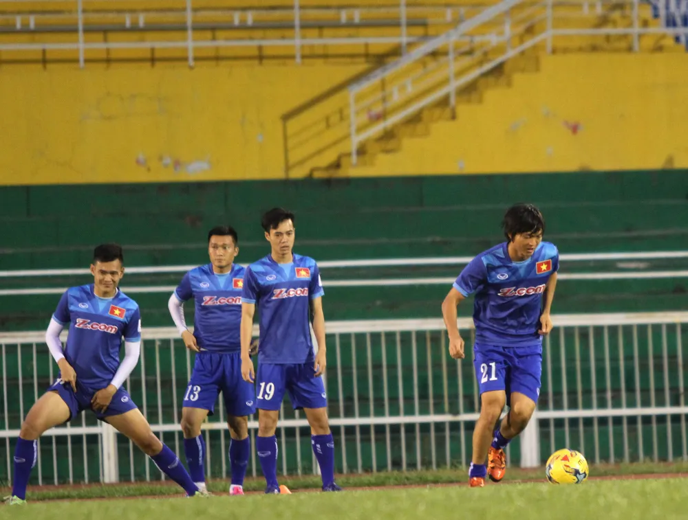 Tuấn Anh (21) và bài sút cầu môn